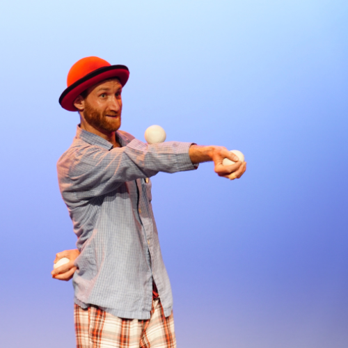MeSSes: Interactive Juggling and Acrobatic Show